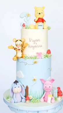 Special Order 6 & 8" Pooh and Piglet 30 customised macarons